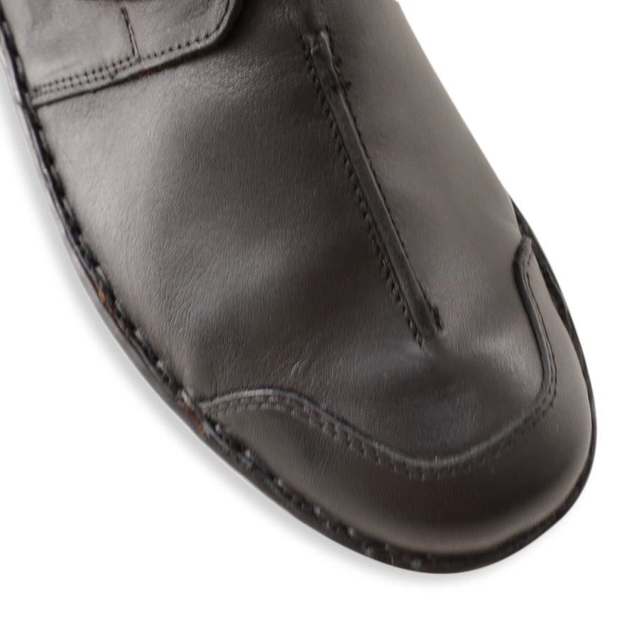 FRONT VIEW OF BLACK LEATHER CASUAL SHOE 