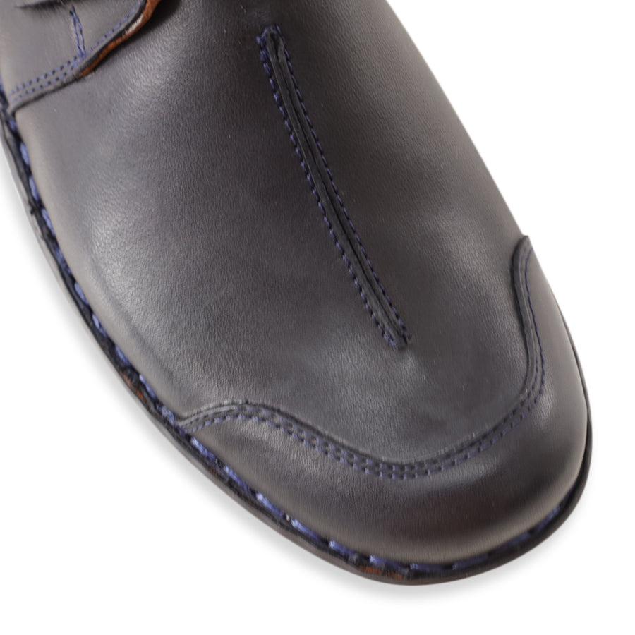 FRONT VIEW OF NAVY LEATHER CASUAL SHOE WITH VELCRO STRAP 