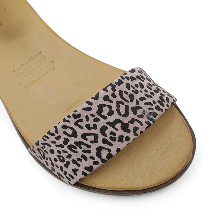 FRONT VIEW OF PINK LEATHER SANDAL WITH LEOPARD PRINT DETAIL ON FRONT 