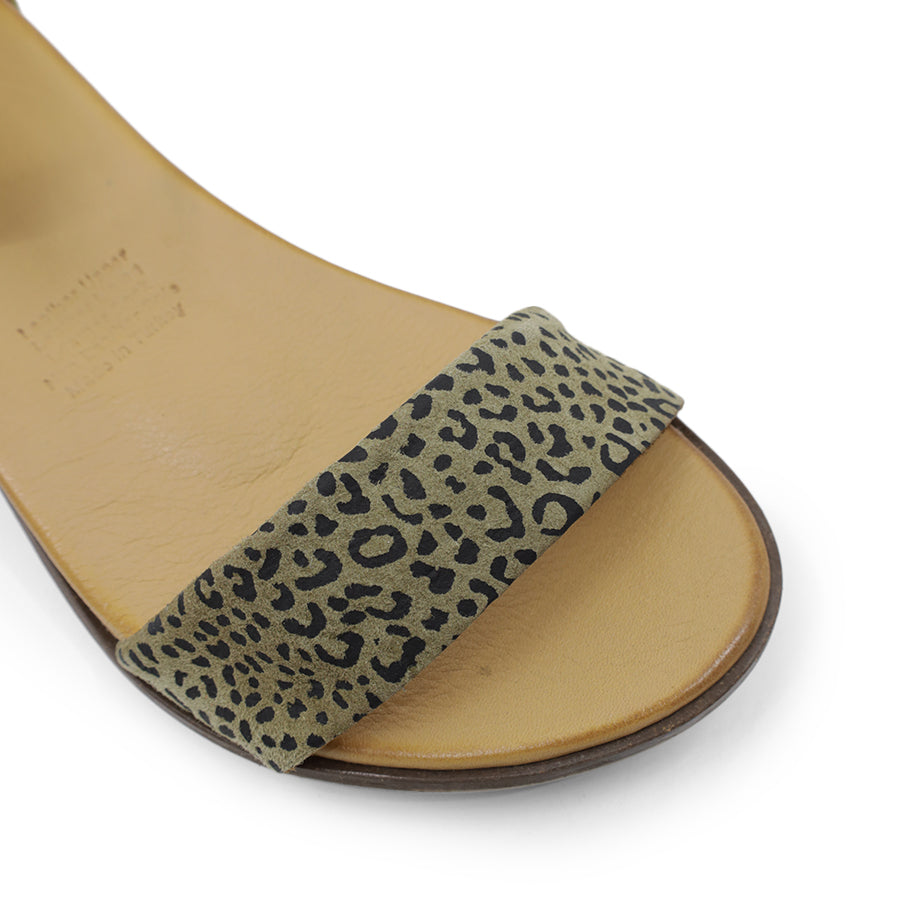 FRONT VIEW OF GREEN LEATHER SANDAL WITH LEOPARD PRINT DETAIL ON FRONT