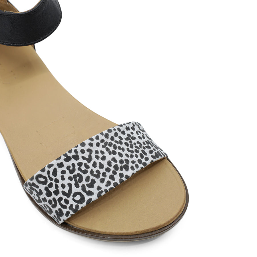 FRONT VIEW OF WHITE LEATHER SANDAL WITH LEOPARD PRINT DETAIL ON FRONT