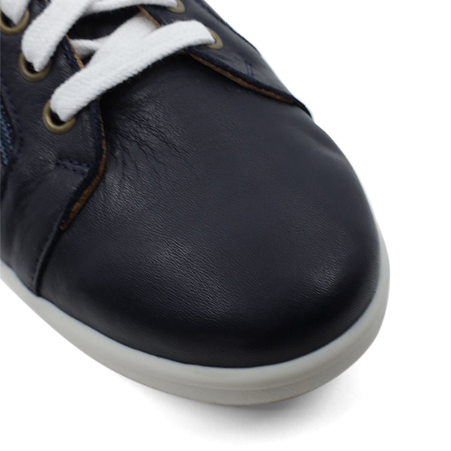 FRONT VIEW OF NAVY LACE UP SNEAKER WITH SIDE ZIP AND WHITE SOLE 