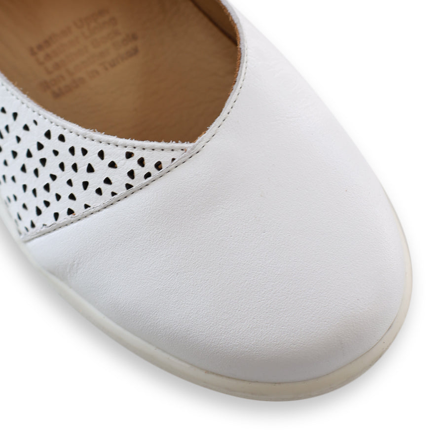 FRONT VIEW OF WHITE CASUAL SHOE WITH VELCRO STRAP AND SPECKLE CUT OUT DETAILING ON THE SIDES 