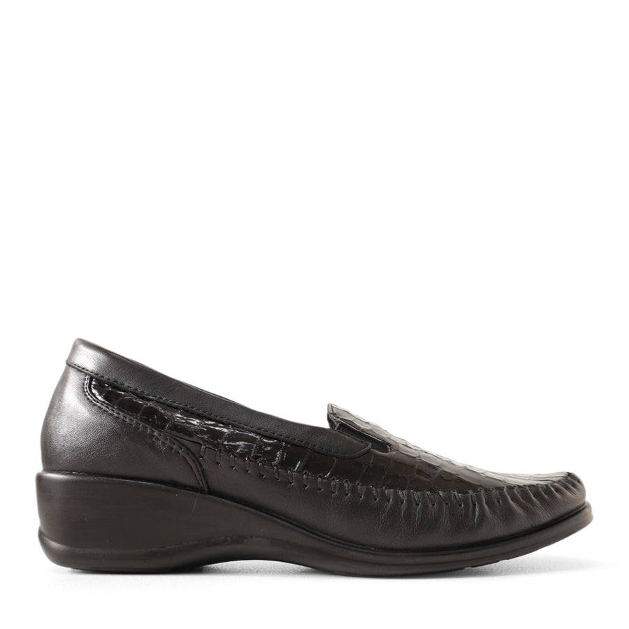 SIDE VIEW OF BLACK CROCODILE LOOK LEATHER CASUAL SHOE 