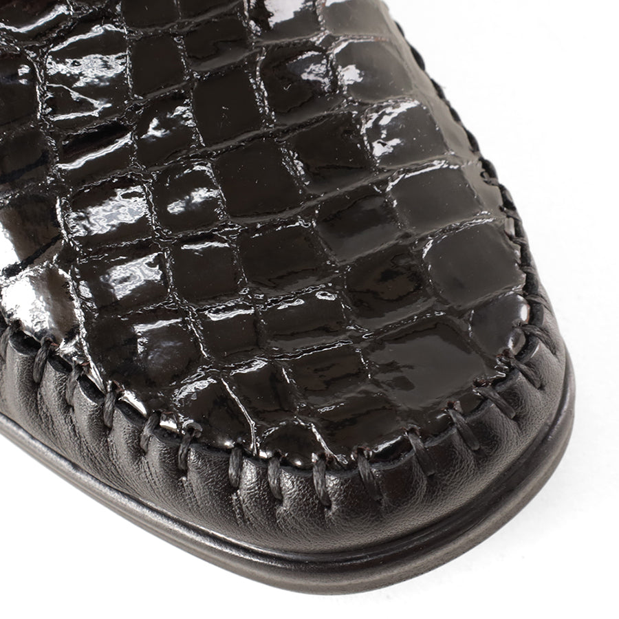 FRONT VIEW OF BLACK CROCODILE LOOK LEATHER CASUAL SHOE 