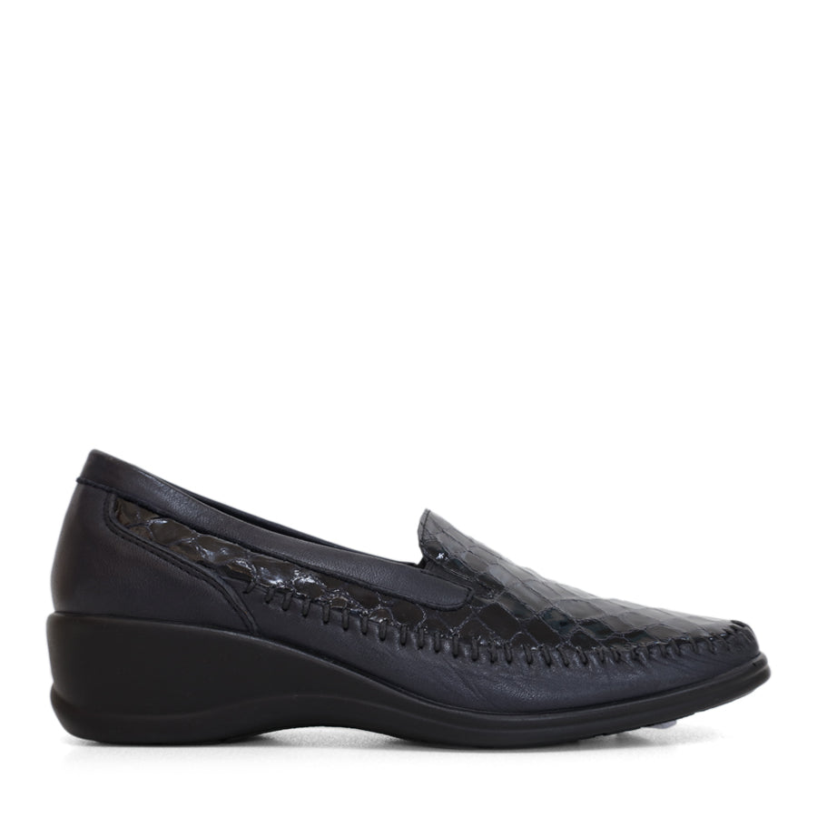 SIDE VIEW OF NAVY CROCODILE LOOK LEATHER CASUAL SHOE 