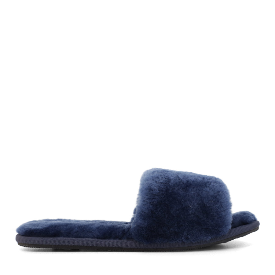 SIDE VIEW OF FLUFFLY GREY OPEN TOE  SLIPPER WITH FLAT SOLE