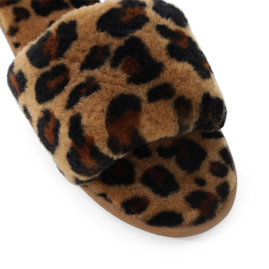 FRONT VIEW OF FLUFFY LEOPARD PRINT OPEN TOE SLIPPER WITH FLAT SOLE