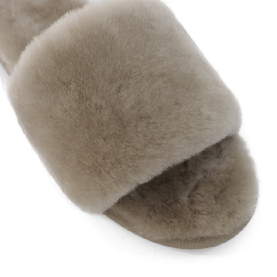 FRONT VIEW OF FLUFFY GREY OPEN TOE  SLIPPER WITH FLAT SOLE