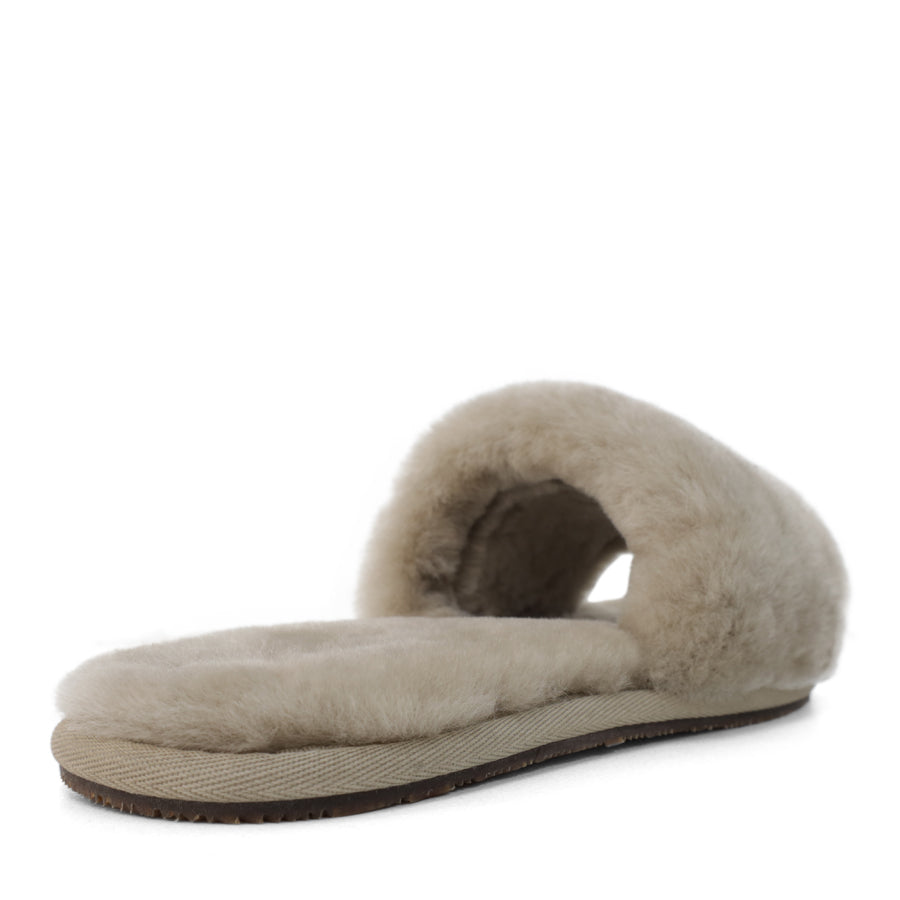 BACK VIEW OF FLUFFLY GREY SLIPPER WITH FLAT SOLE