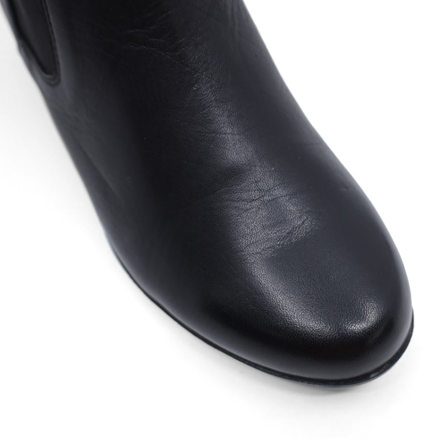 FRONT VIEW OF BLACK ANKLE BOOT WITH SMALL HEEL AND SIDE ZIPPER 