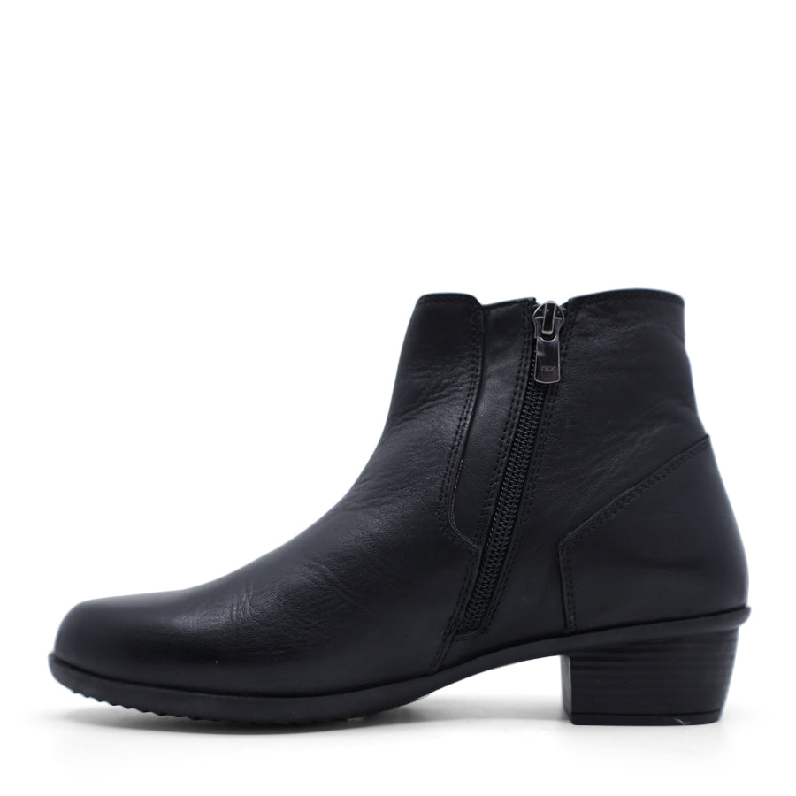  SIDE VIEW OF BLACK ANKLE BOOT WITH SMALL HEEL AND SIDE ZIPPER 