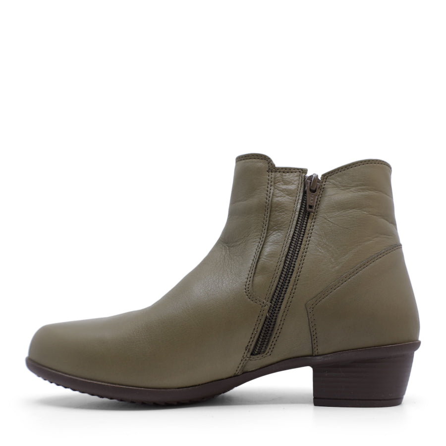SIDE VIEW OF GREEN ANKLE BOOT WITH SMALL HEEL AND SIDE ZIPPER