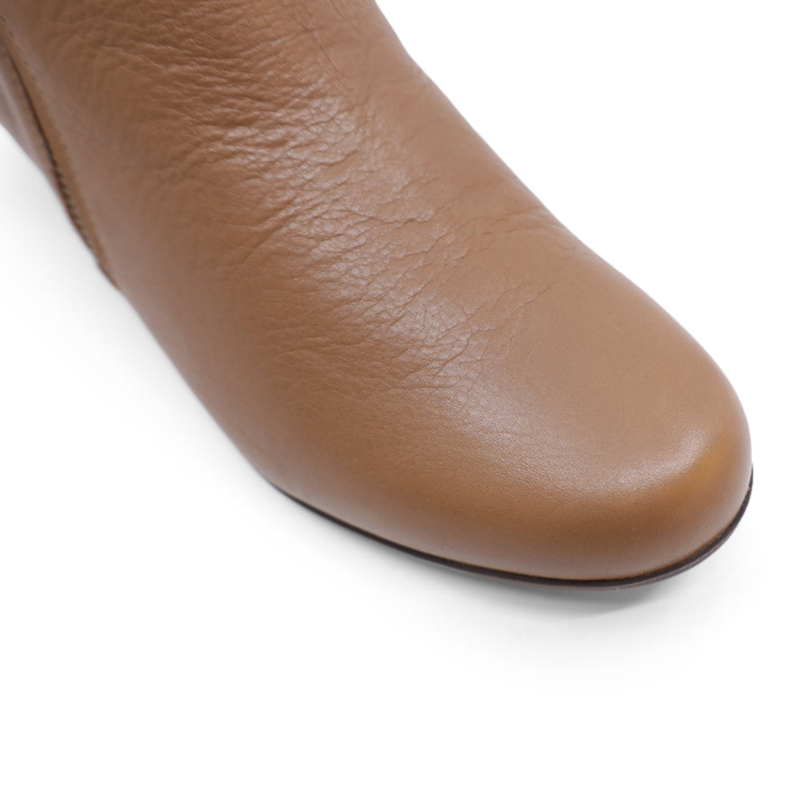 FRONT VIEW OF BROWN ANKLE BOOT WITH SMALL HEEL AND SIDE ZIPPER 