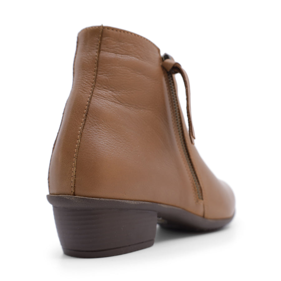 BACK VIEW OF BROWN ANKLE BOOT WITH SMALL HEEL AND SIDE ZIPPER 