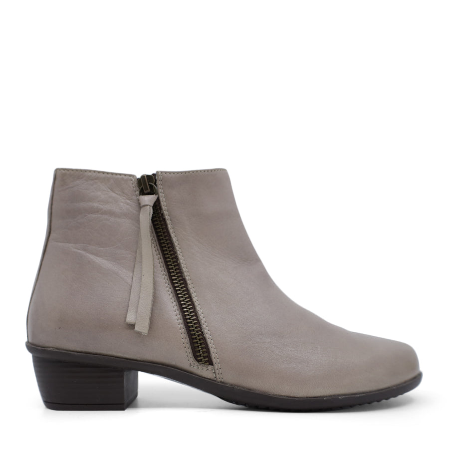 SIDE VIEW OF GREY ANKLE BOOT WITH SMALL HEEL AND SIDE ZIPPER 