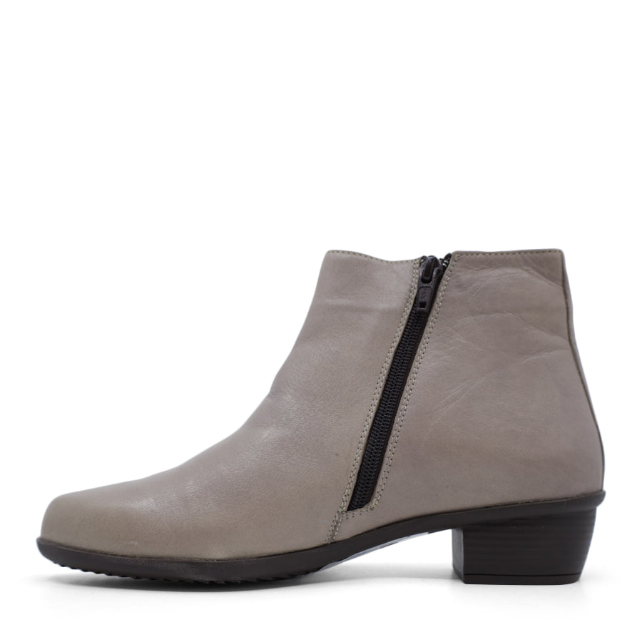  SIDE VIEW OF GREY ANKLE BOOT WITH SMALL HEEL AND SIDE ZIPPER 
