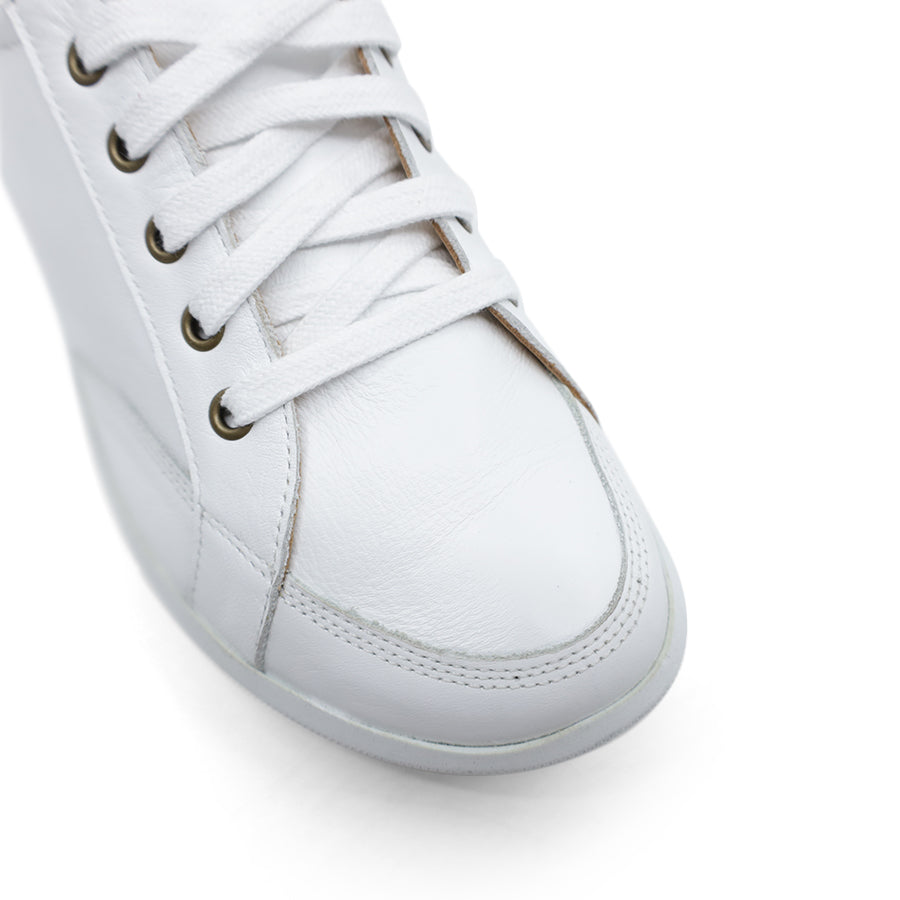 FRONT VIEW OF WHITE LACE UP SNEAKER WITH WHITE SOLE AND STITCHING