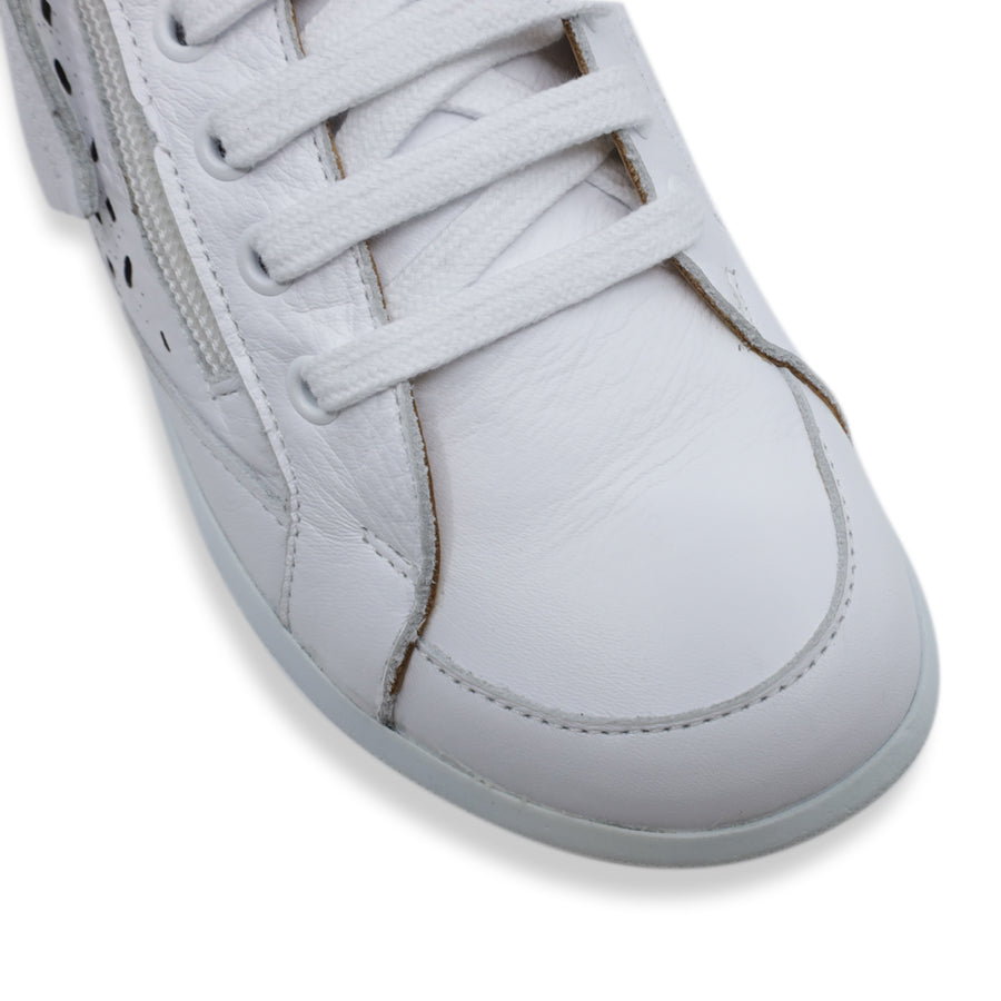 FRONT VIEW OF WHITE LACE UP SNEAKER WITH SIDE ZIP AND CUT OUT DETAILING 