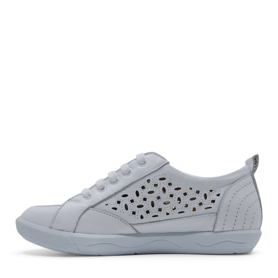  SIDE VIEW OF WHITE LACE UP SNEAKER WITH SIDE ZIP AND CUT OUT DETAILING 
