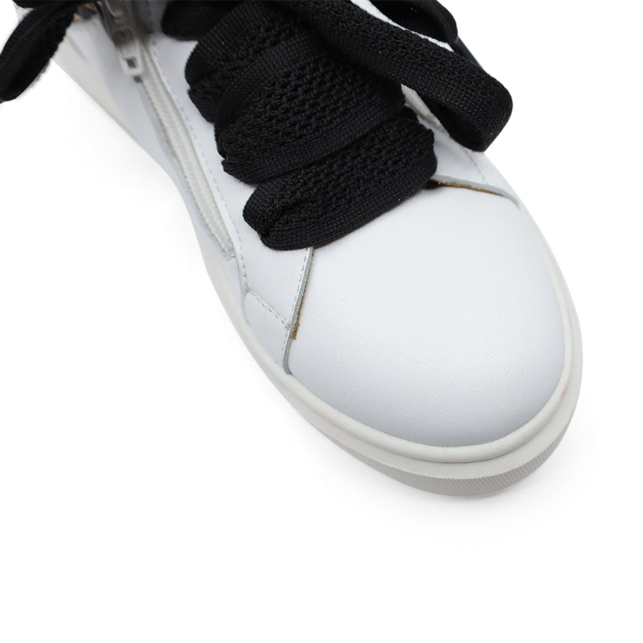 FRONT VIEW OF WHITE CASUAL LACE UP SHOE WITH SMALL LEOPARD AND GOLD DETAIL ON THE SIDES 