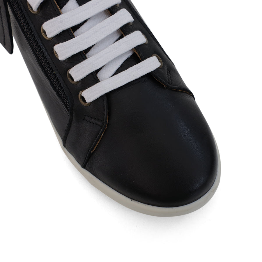 FRONT VIEW OF BLACK LACE UP SNEAKER WITH SIDE ZIP AND WHITE SOLE
