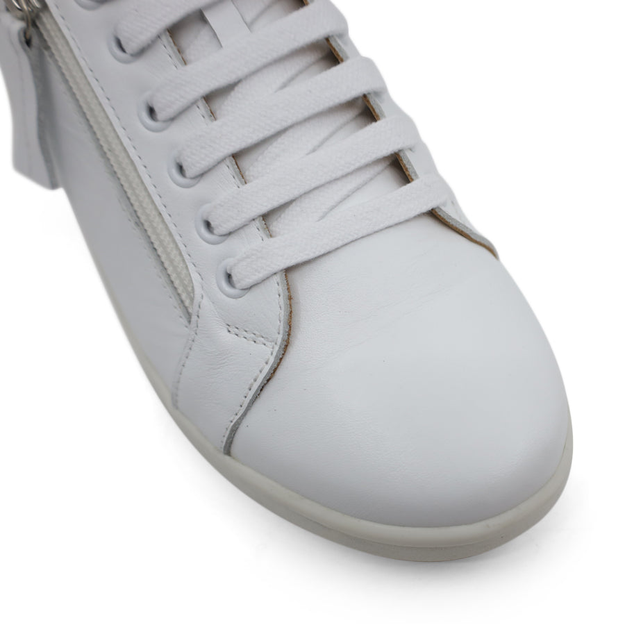 FRONT VIEW OF WHITE LACE UP SNEAKER WITH SIDE ZIP AND WHITE SOLE 