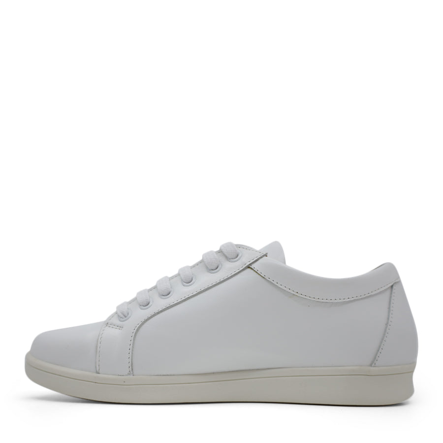  SIDE VIEW OF WHITE LACE UP SNEAKER WITH SIDE ZIP AND WHITE SOLE 