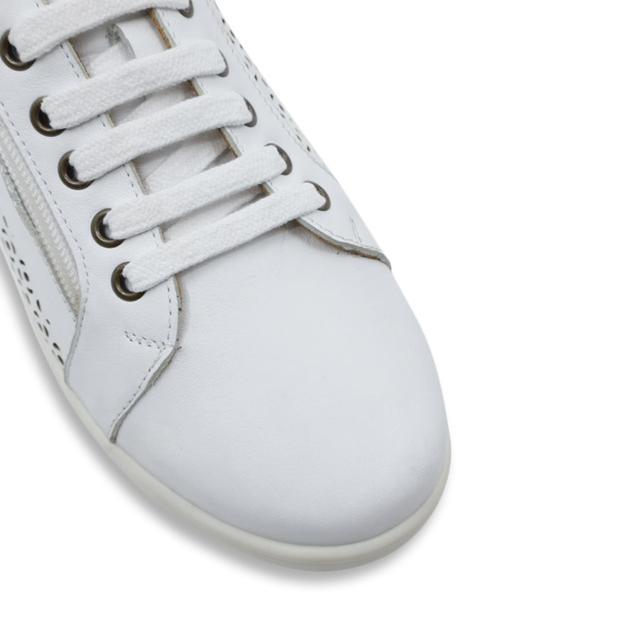 FRONT VIEW OF WHITE LACE UP SNEAKER WITH SIDE ZIP AND WHITE SOLE. PERFORATED DETAIL ON SIDE PANELS 