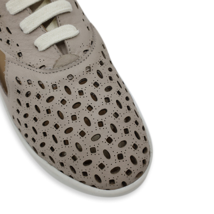 FRONT VIEW OF GREY LACE UP CASUAL SHOE WITH SPECKLE CUT OUT DETAILING 