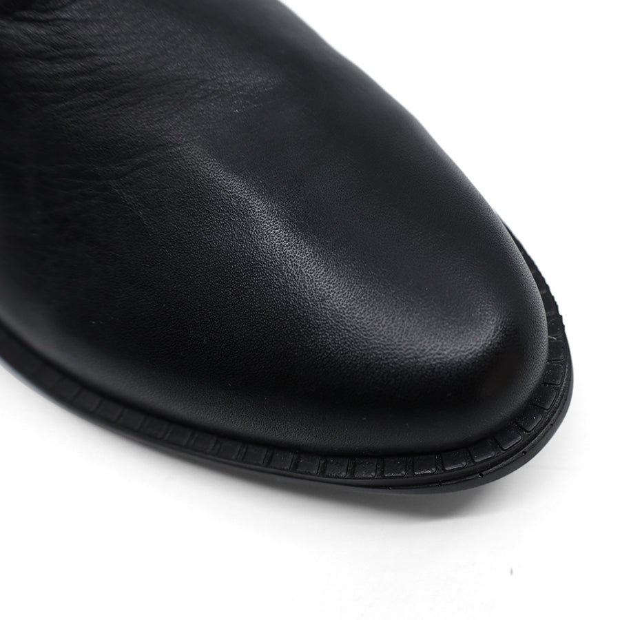FRONT VIEW OF BLACK LONG LEATHER BOOT