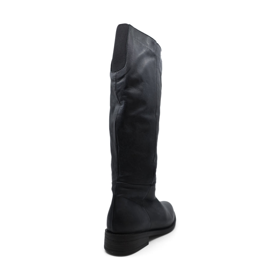 BACK VIEW OF BLACK LONG LEATHER BOOT