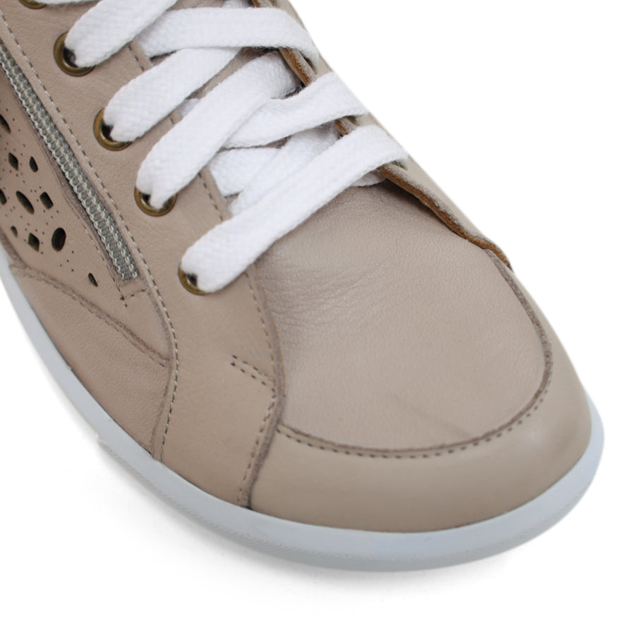 FRONT VIEW OF GREY LACE UP SNEAKER WITH SIDE ZIP AND CUT OUT DETAILING 